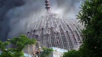 Crolla improvvisamente la cupola della Grande moschea di Giacarta