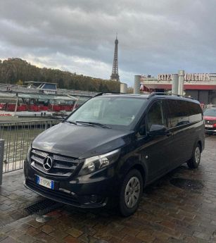 Mercedes Vito 9 posti da poter noleggiare anche senza conducente. Viaggio a Parigi Novembre 2024