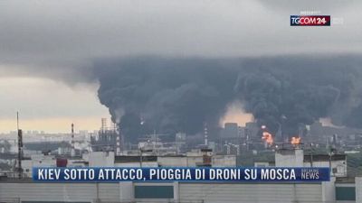 Breaking News delle 21.30 | Kiev sotto attacco, pioggia di droni su Mosca
