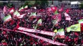 "A morte Trump": una folla immensa a Mashad per inumazione di Khamenei