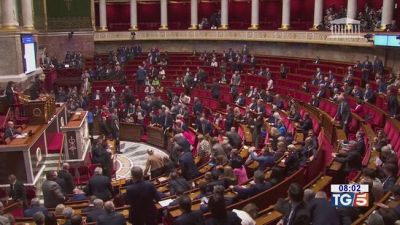 La Francia nel caos Governo sfiduciato