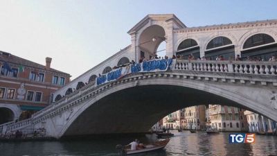 Ci mancavano solo i comitati No Bezos