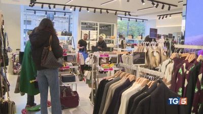 Oggi il via ai saldi, è caccia all'affare