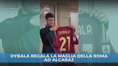 Dybala regala la maglia della Roma ad Alcaraz