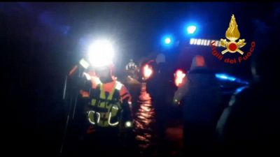Maltempo, i vigili del fuoco soccorrono gli emiliani coi gommoni