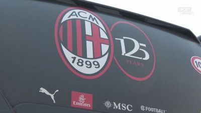 Il bus del Milan brandizzato con il 7 sulla Supercoppa