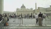 A migliaia in coda per il Papa, sabato corteo funebre a passo d'uomo