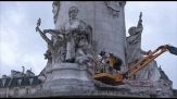 A Parigi dopo i disordini e il caos si puliscono strade e statue