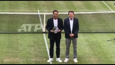 Il ritorno di King Federer in campo: emozione, selfie e autografi