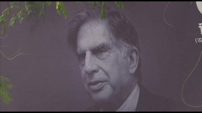 Folla a Mumbai per i funerali del magnate Rata Tata