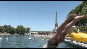 Caldo in Francia, a Parigi in fila per il bagno nella Senna