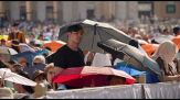 Roma bollente, migliaia di fedeli dal Papa tra ombrelli e ventagli