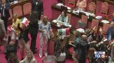 Le riforme spaccano Bagarre in Parlamento