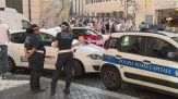 Bagni e tuffi nelle fontane, i pic nic sulle scalinate, danni e vandalismi
