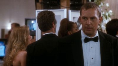 Kevin Costner nel ruolo di una guardia del corpo che protegge la rockstar Whitney Houston