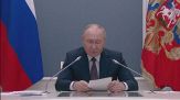 Zelensky sfida Putin, lo zar si nega e insulta i leader Ue