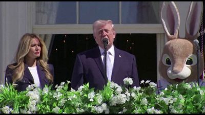 Trump parla di Iran a fianco di un coniglio gigante di Pasqua