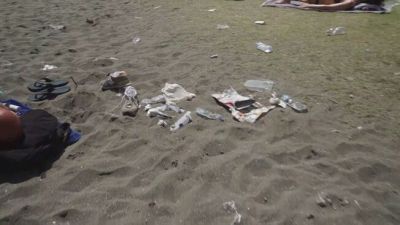 Napoli, nessuno dal primo maggio ha ripulito la spiaggia dai rifiuti
