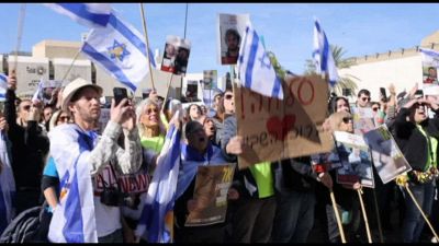 Israele, una folla festeggia a Tel Aviv il rilascio dei tre ostaggi