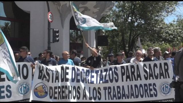 Argentina, masivas protestas en Buenos Aires contra la desregulación económica