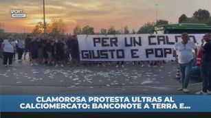 "No al calcio moderno", la protesta dei tifosi durante l'ultimo giorno di mercato
