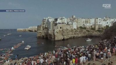 Gli spettacolari tuffi di Polignano a mare