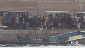 Barcone si ribalta. Strage di migranti