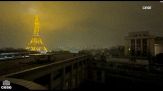 Fulmine colpisce la Torre Eiffel: il cielo di Parigi si illumina
