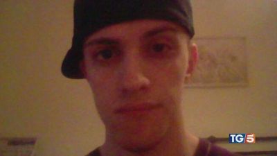 Ucciso a coltellate caccia all'assassino