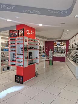 Ray-Ban certified store