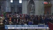 Breaking News delle 16.00 | L'omaggio dei fedeli a Papa Francesco