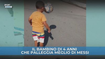 Serie di palleggi infinita del bambino di 4 anni
