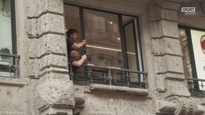 Milan, che entusiasmo per Cisse: lancia la sua maglia numero 70 ai tifosi in Duomo