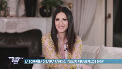 La sorpresa di Laura Pausini: "Auguri per un felice 2025"