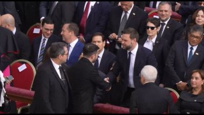 Stretta di mano Zelensky-Vance prima della messa di Leone XIV