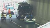 Bus della gita contro un tir, muore la maestra, feriti 30 bimbi