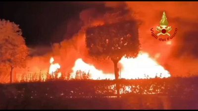 Caserta, in fiamme un'azienda di rifiuti nel comune di Pastorano