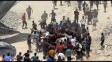 Gaza City, la corsa pazza per gli aiuti lanciati coi paracaduti