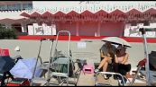 Venezia, appostati da ore sul red carpet per i divi: "Dormiamo qui"