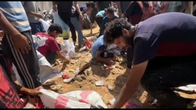 A Gaza la corsa per gli aiuti dal cielo: "Tutto danneggiato, umiliante"