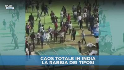 Il saluto di Messi in India dura solo 5', l'ira dei tifosi: distruggono il campo