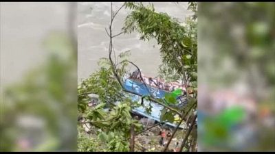 Incidente in Nepal, bus esce di strada e finisce nel fiume
