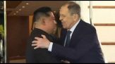 Nordcorea, Kim Jong-un incontra Lavrov: abbracci e strette di mano