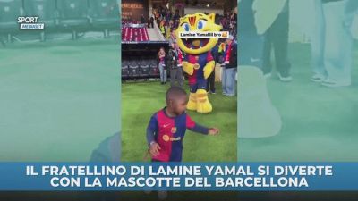 Il fratellino di Lamine Yamal si diverte con la mascotte del Barcellona