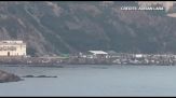 Ceuta, polizia trasferisce i migranti in campo provvisorio al porto