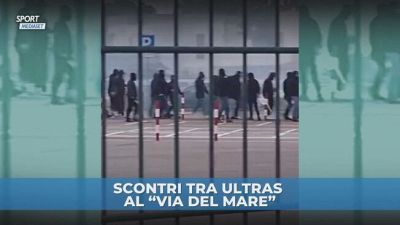 Lecce-Roma, gli ultras di casa assaltano il settore ospiti: scontri con la polizia