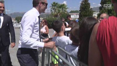 Chiellini arriva nel ritiro della Juve: è assalto dei tifosi