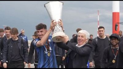 L'arrivo all'aeroporto di Bergamo dell'Atalanta vittoriosa in Europa League