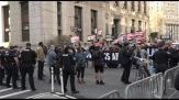 Manifestazione pro e contro Trump davanti alla corte di New York