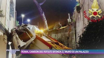 Roma, camion dei rifiuti sfonda il muro di un palazzo